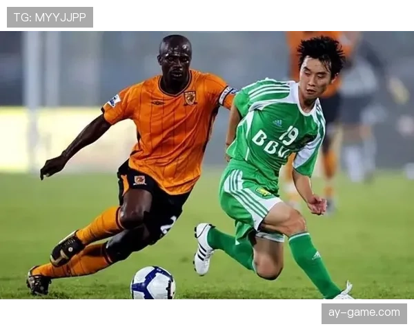 看杨昊的生活照——吃饭像隔壁大哥，上场像电影男主，反差太冲