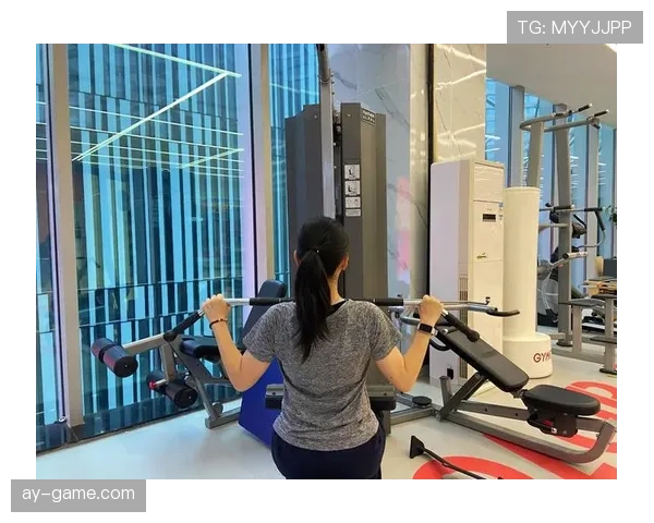 崔家溪训练完直接啃生鸡胸肉，这自律程度谁顶得住啊